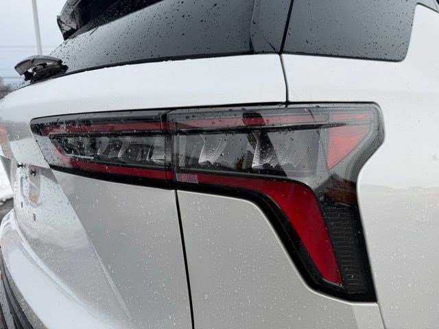 Used 2025 Chevrolet Equinox ACTIV image 6