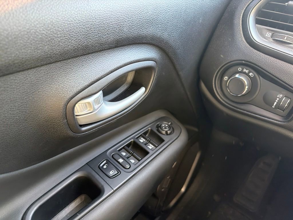 Used 2023 Jeep Renegade Latitude AWD/4WD image 15