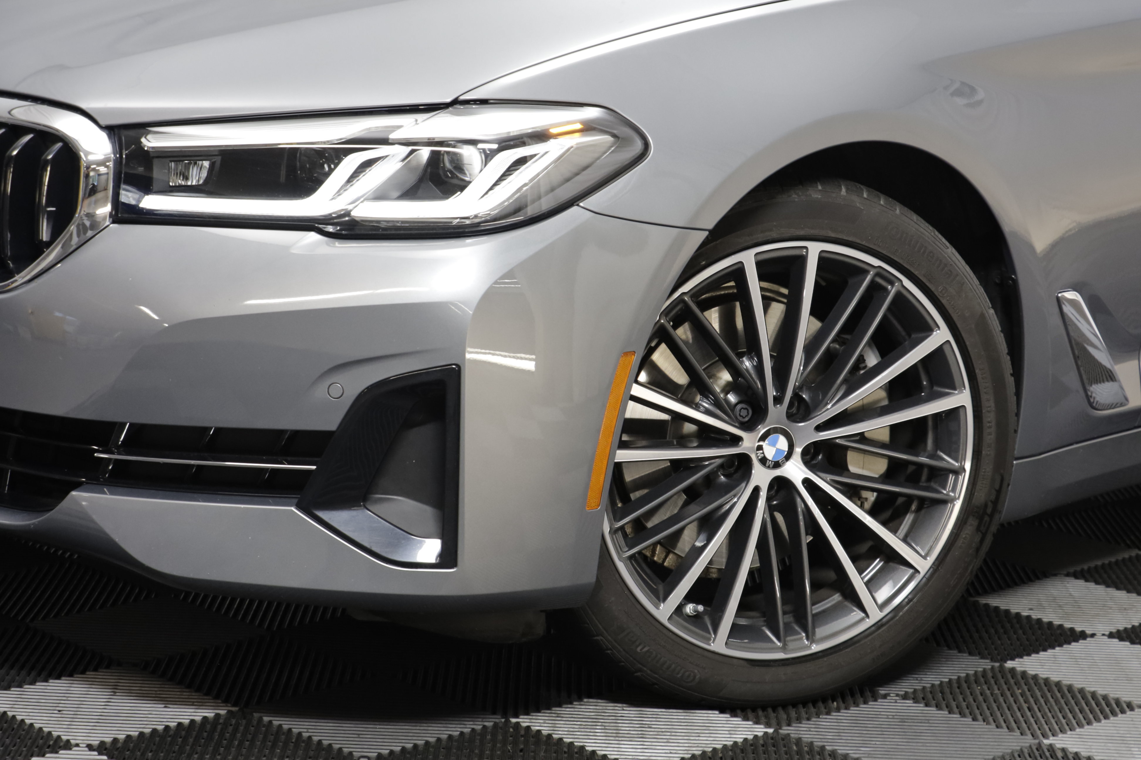 Used 2023 BMW 530i xDrive w/ Convenience Package AWD/4WD image 3