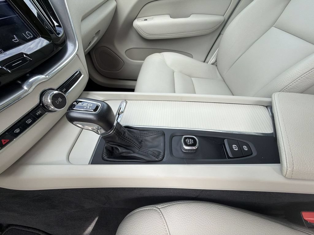 Used 2018 Volvo XC60 T6 Momentum w/ Advanced Package AWD/4WD image 25