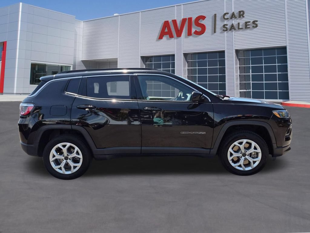 Used 2025 Jeep Compass Latitude w/ Sun & Sound Group AWD/4WD image 5