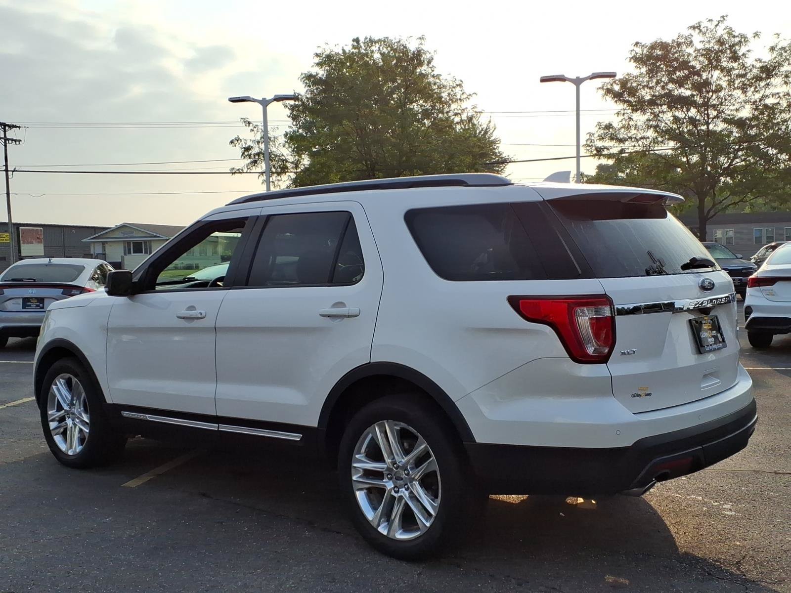 Used 2017 Ford Explorer XLT w/ Equipment Group 202A AWD/4WD image 10