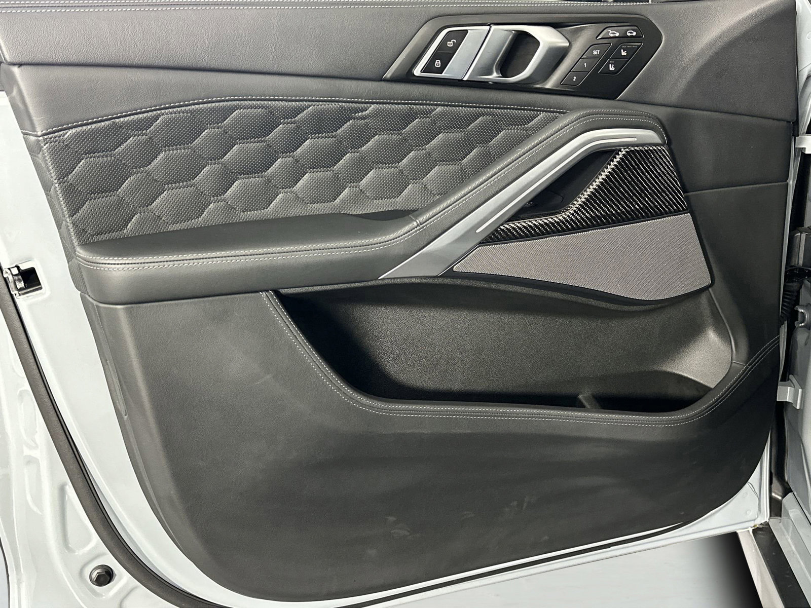 Used 2025 BMW X6 M Competition w/ Executive Package image 29