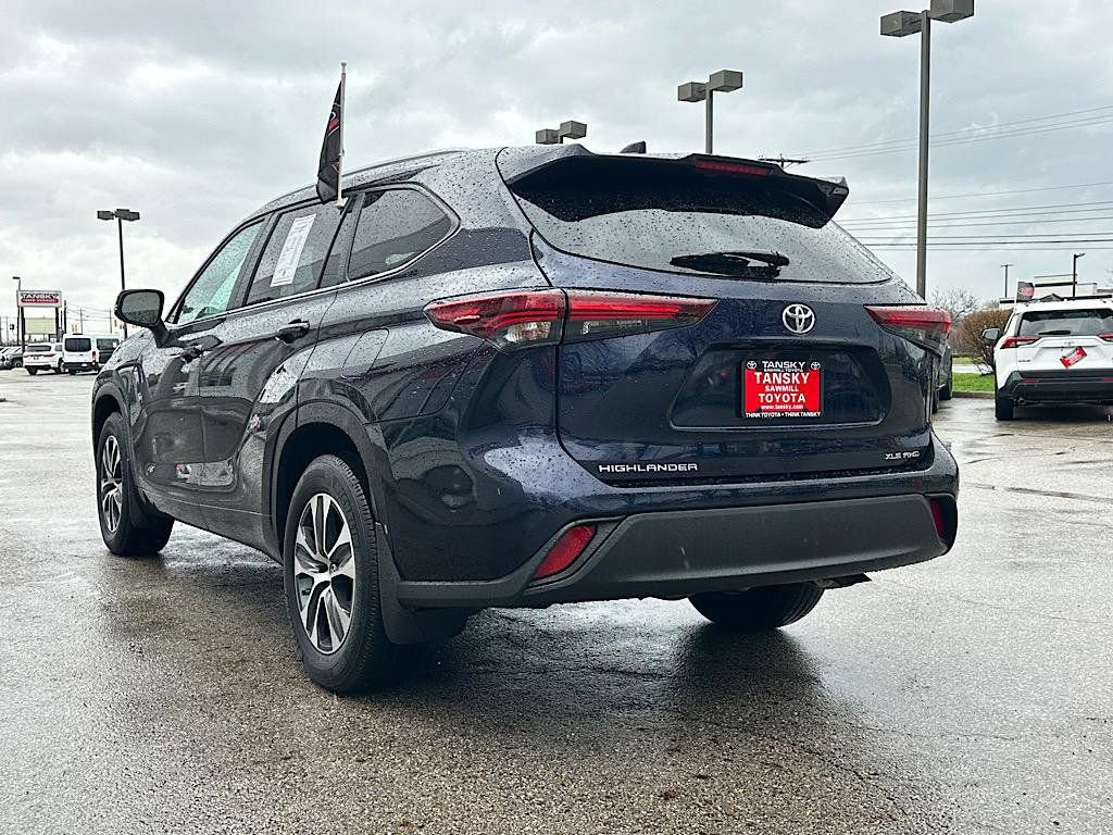 Certified 2024 Toyota Highlander XLE image 3