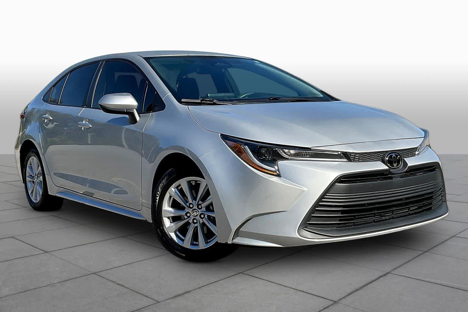 Used 2023 Toyota Corolla LE w/ LE Convenience Package FWD image 3