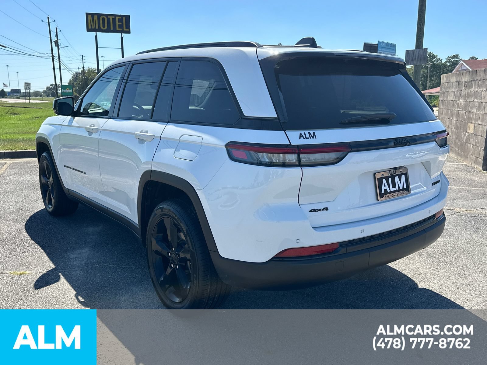 Used 2023 Jeep Grand Cherokee Limited w/ Black Appearance Package AWD/4WD image 8