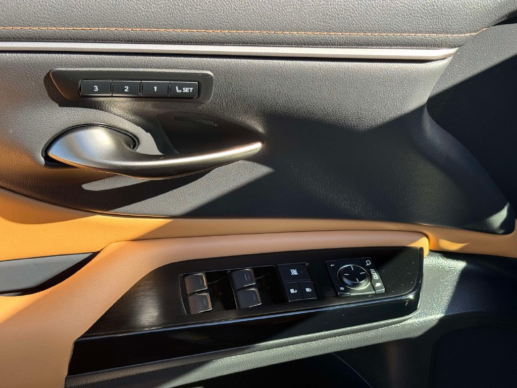 Used 2025 Lexus ES 350 w/ Premium Package FWD image 15