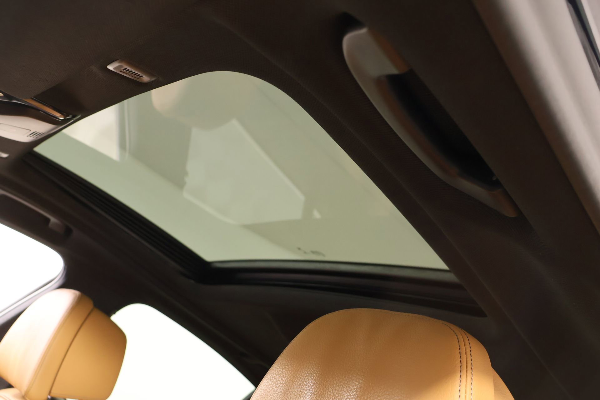 Used 2019 BMW 530e xDrive w/ Convenience Package image 16