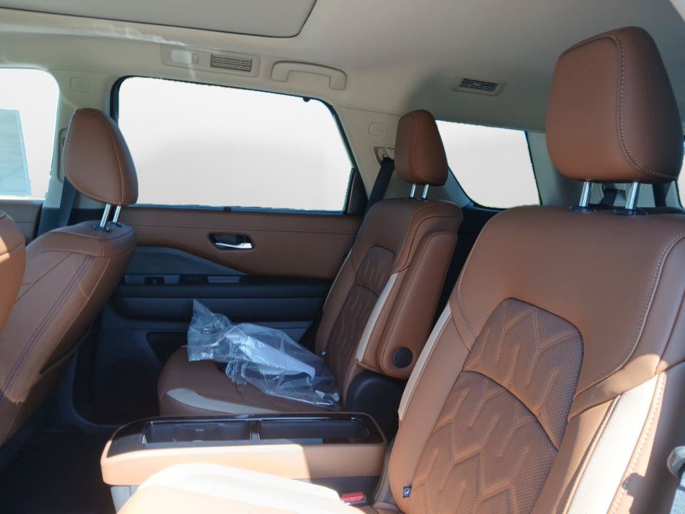 New 2026 Nissan Pathfinder Platinum FWD image 13