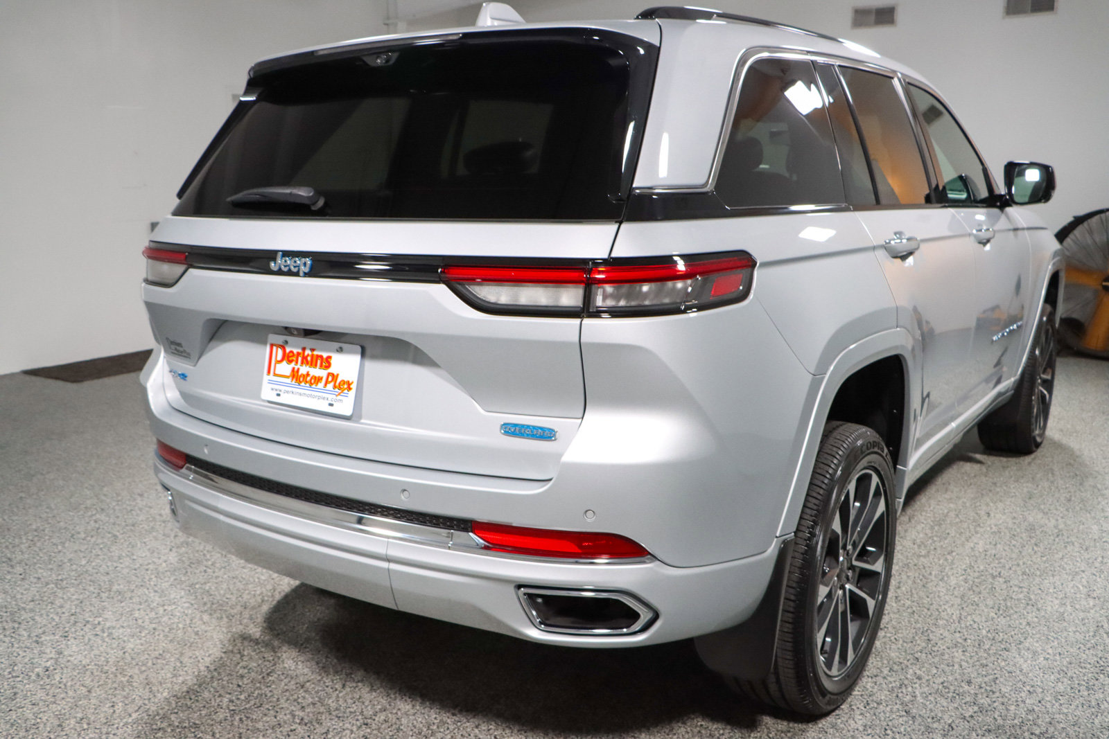 Used 2022 Jeep Grand Cherokee Overland w/ Advanced Protech Group III image 7