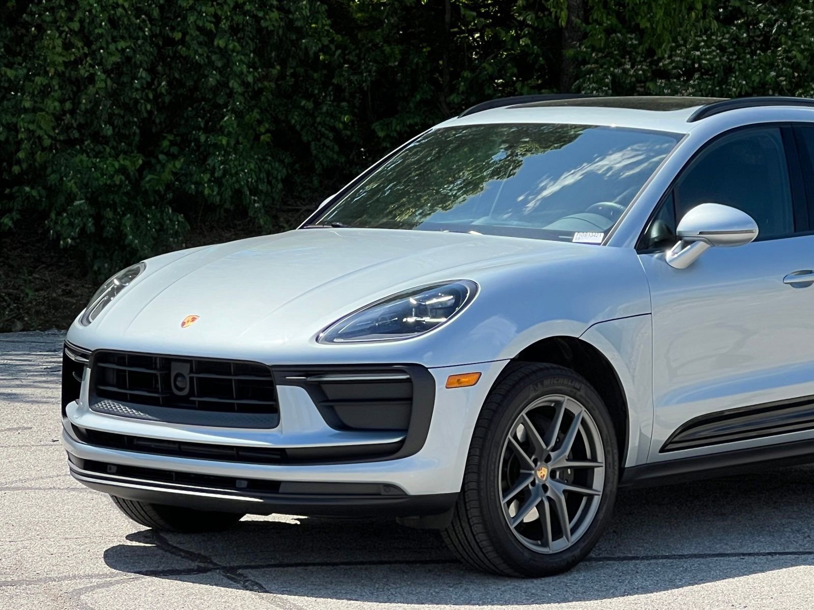Certified 2025 Porsche Macan AWD/4WD image 11