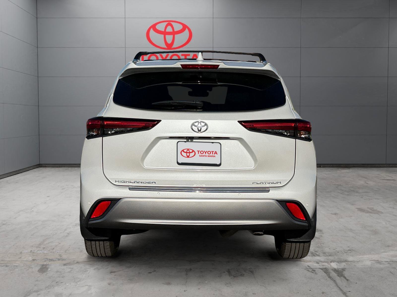 Used 2023 Toyota Highlander Platinum FWD image 4