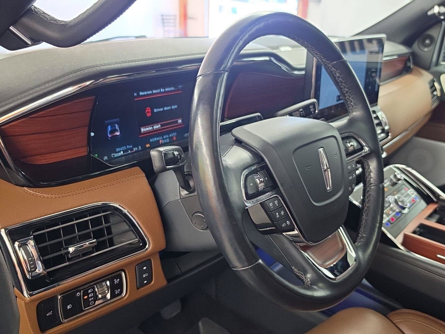 Used 2023 Lincoln Navigator Reserve AWD/4WD image 5