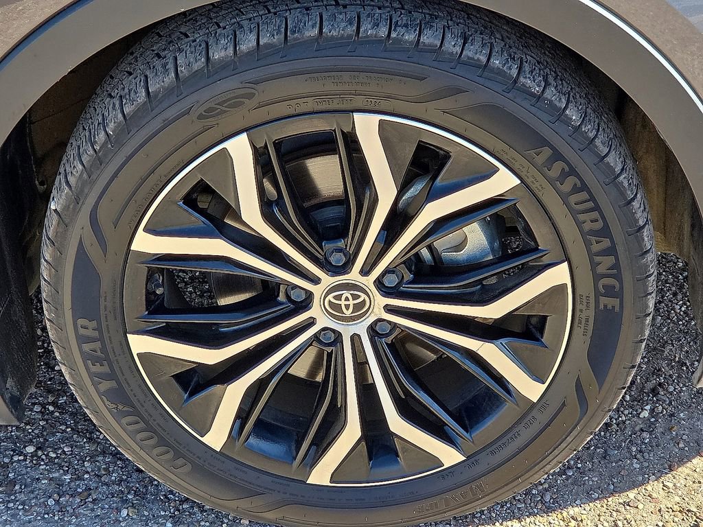 Used 2023 Toyota Crown Limited image 11