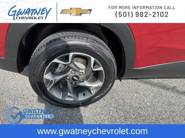 Used 2025 Chevrolet Trax LT w/ LT Convenience Package FWD image 11
