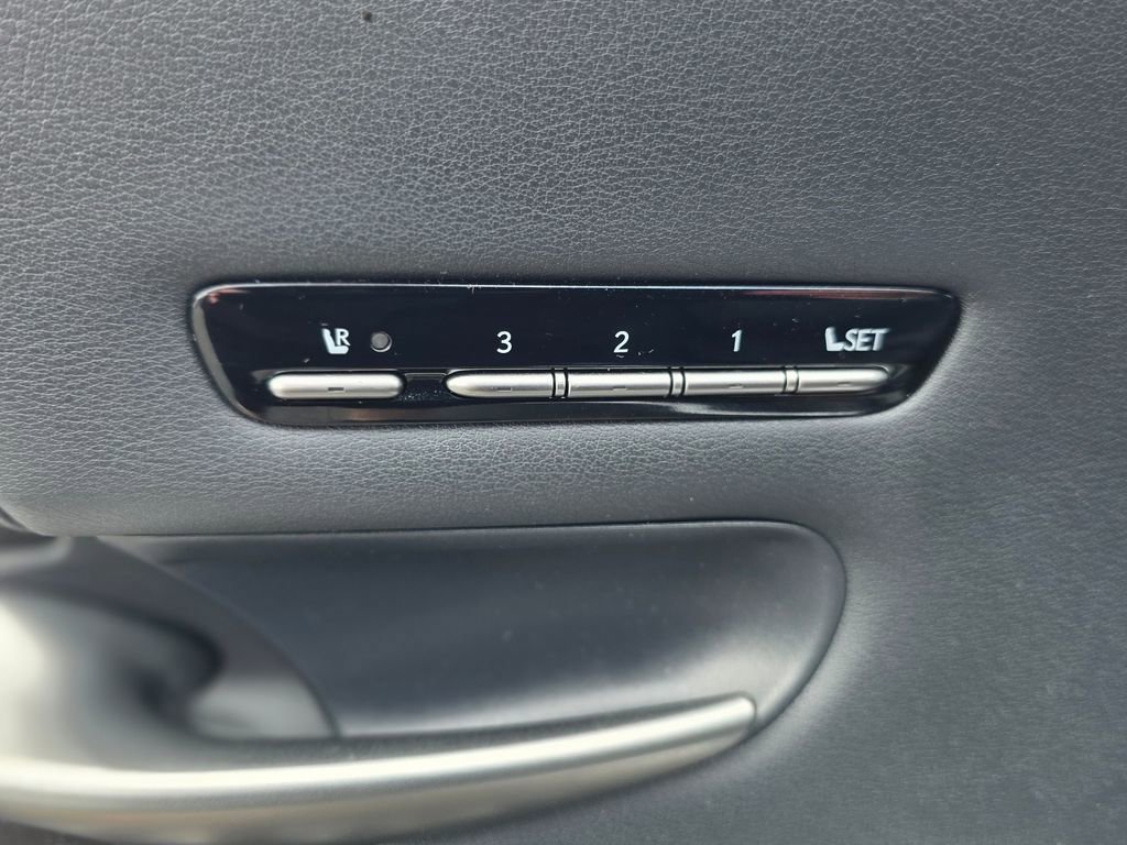 Used 2021 Lexus LS 500 w/ Accessory Package (Z1) RWD image 23