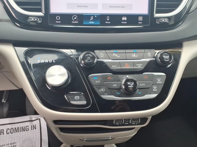 Certified 2024 Chrysler Pacifica Touring-L FWD image 26