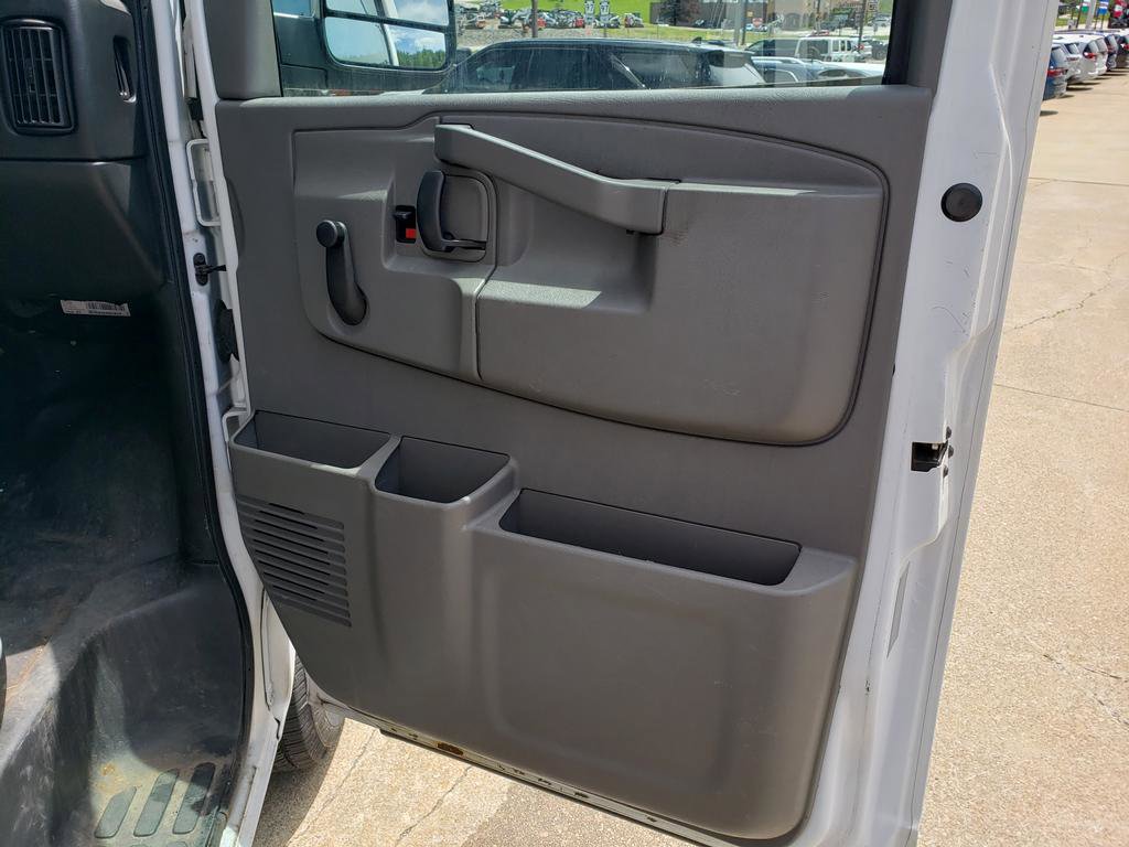Used 2017 Chevrolet Express 3500 RWD image 17