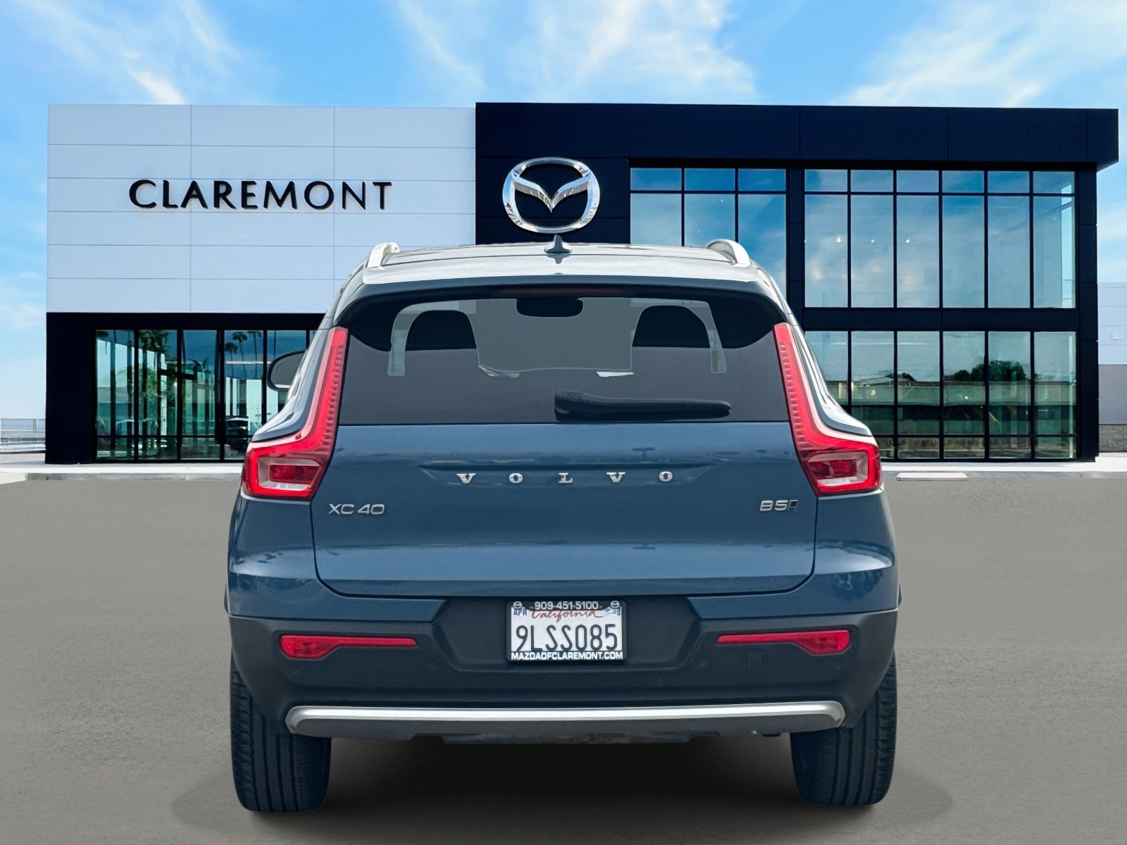 Used 2024 Volvo XC40 B5 Core image 4
