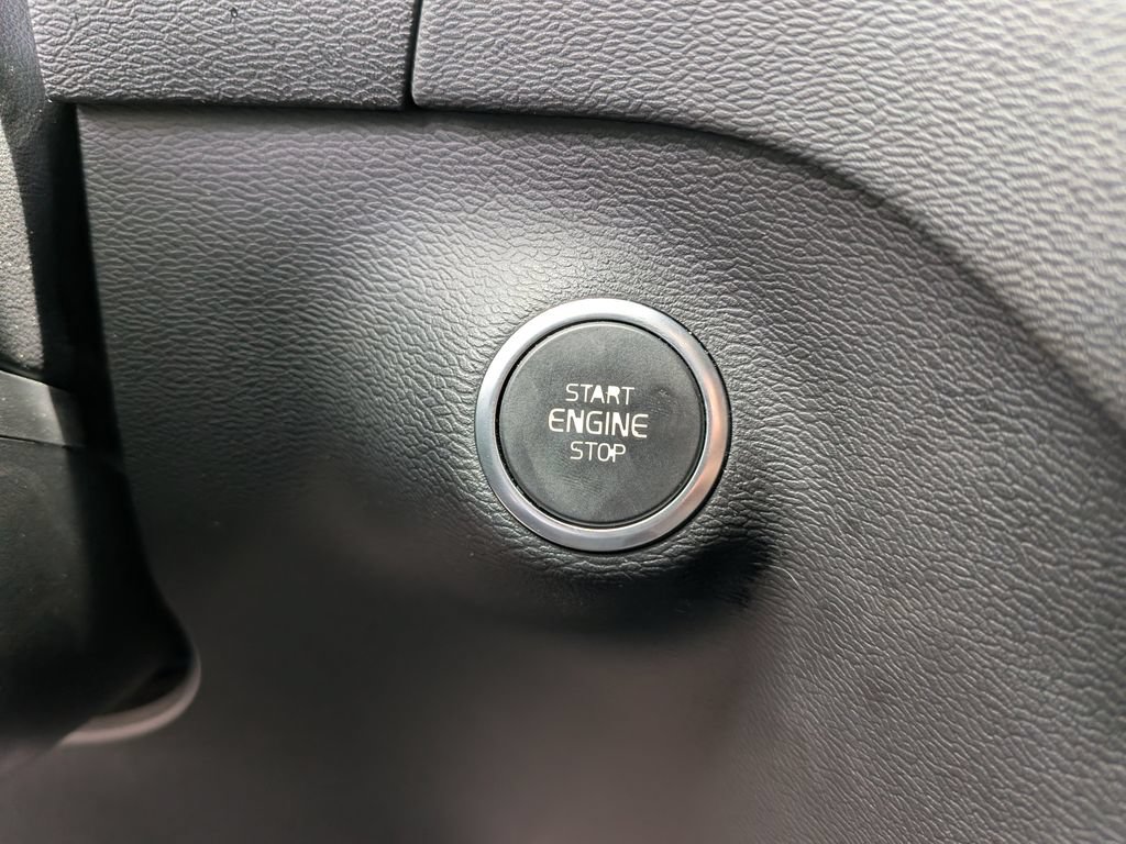 Used 2019 Volvo XC40 T5 R-Design AWD/4WD image 21