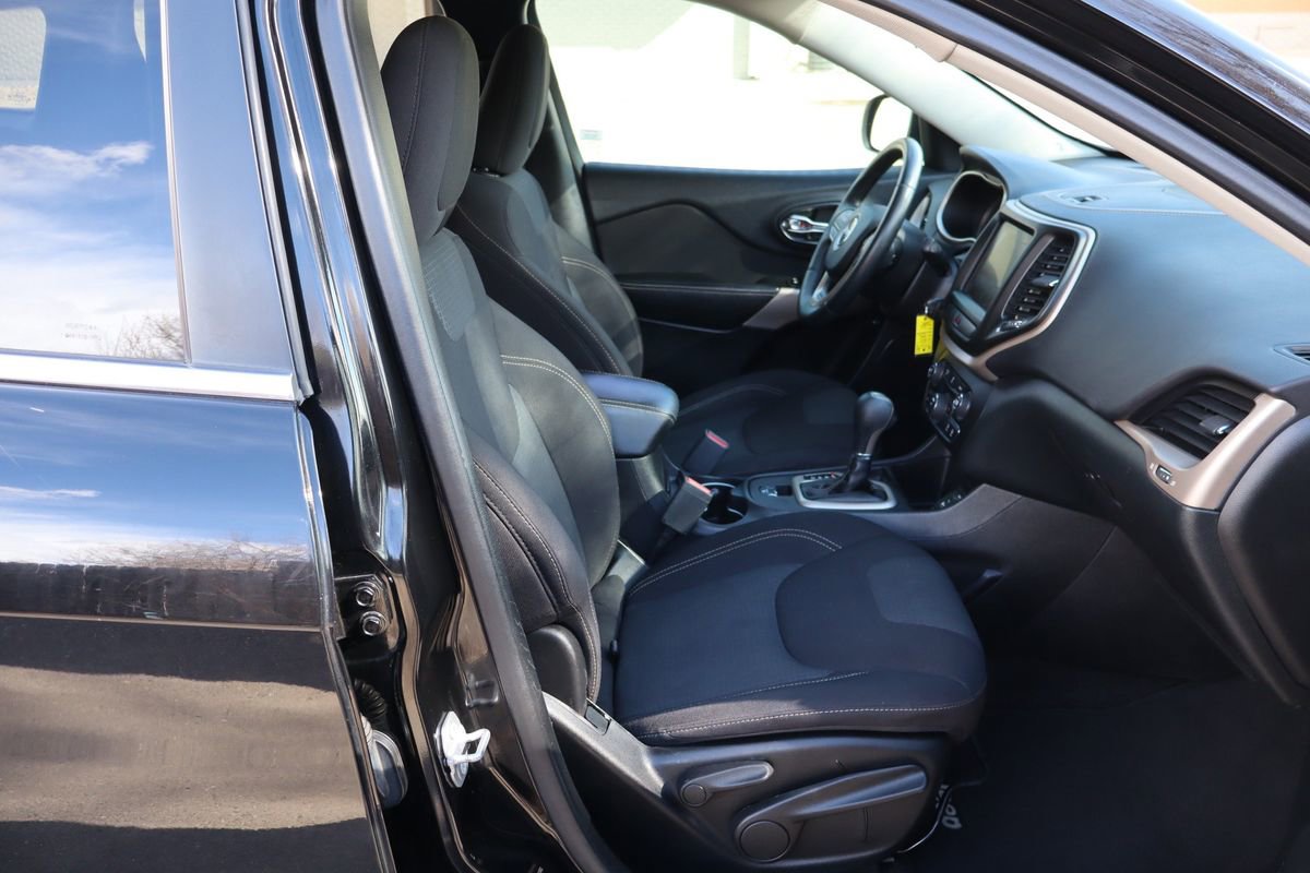 Used 2017 Jeep Cherokee Latitude FWD image 22