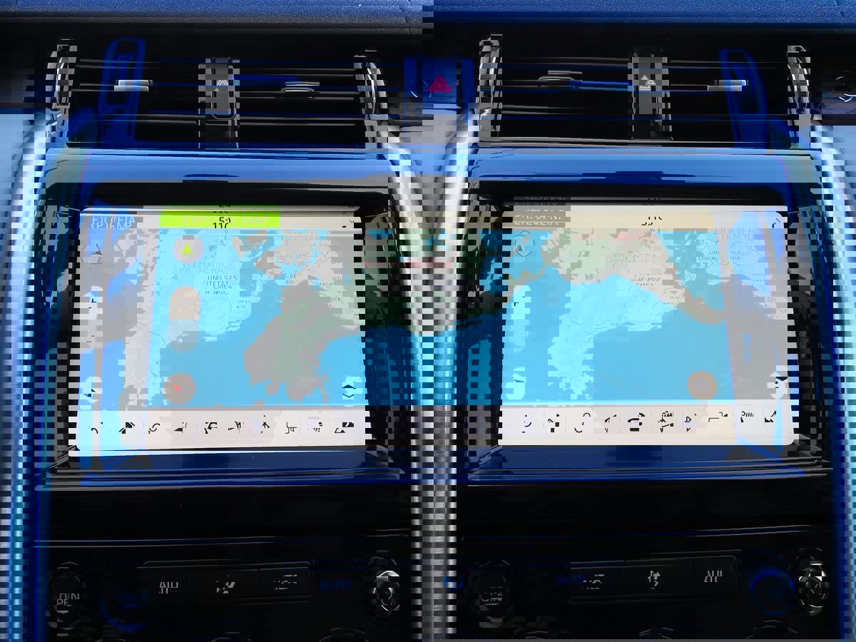 Used 2018 Land Rover Discovery HSE image 28