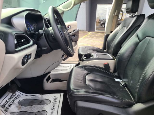 Used 2022 Chrysler Pacifica Touring-L FWD image 14