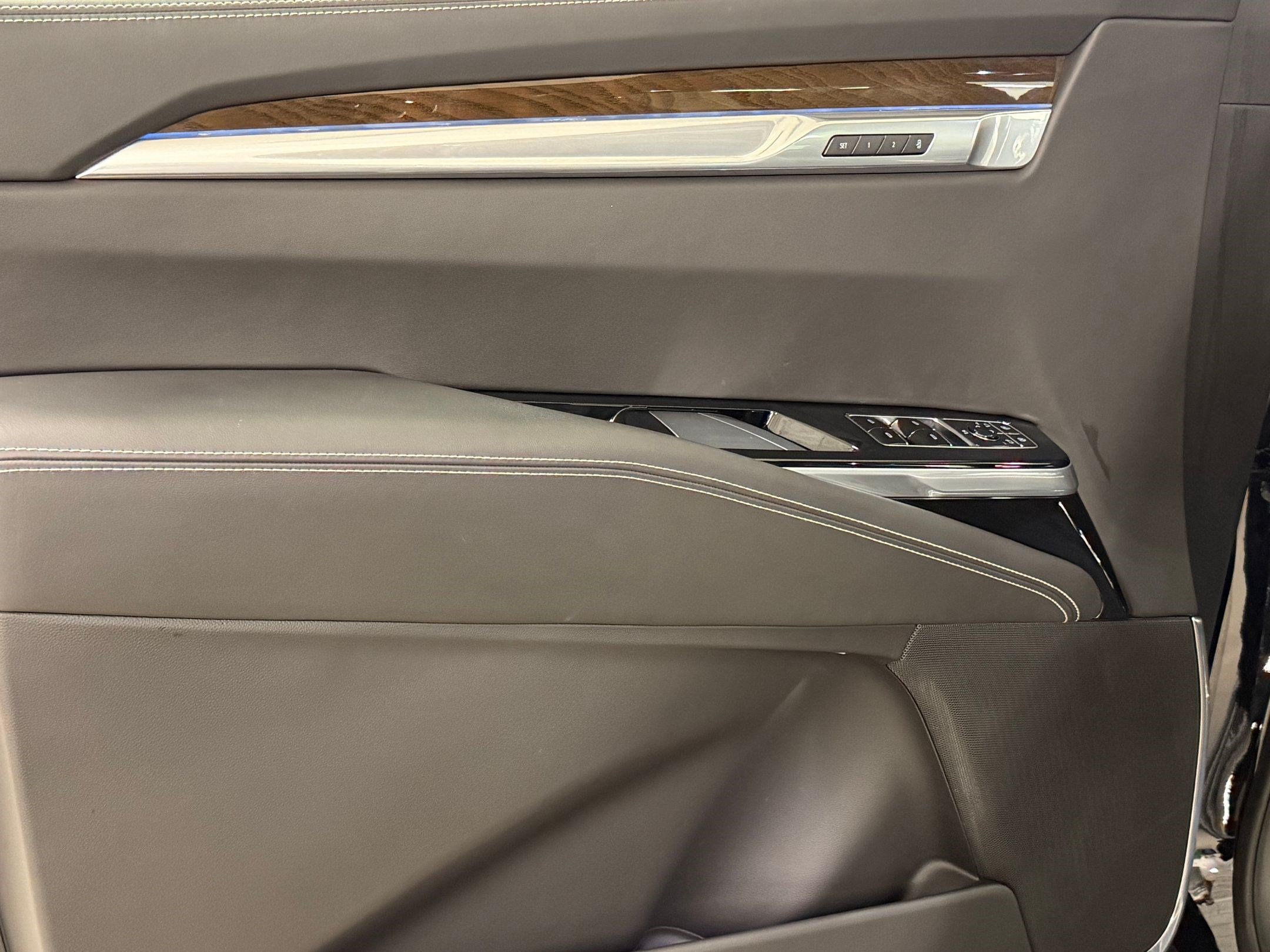 Certified 2025 Cadillac Escalade Sport Platinum w/ LPO, ONYX Package AWD/4WD image 13
