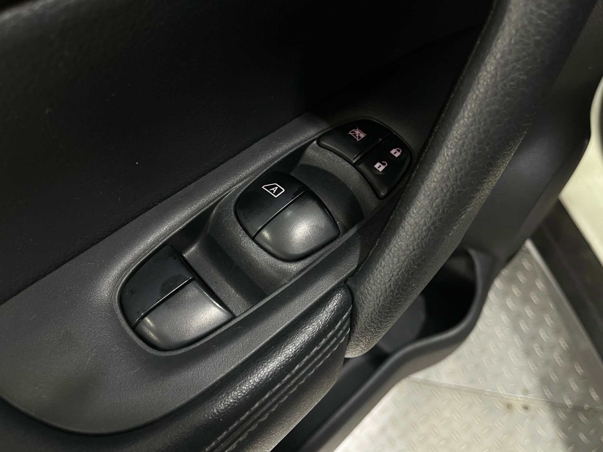 Used 2017 Nissan Rogue SV AWD/4WD image 14