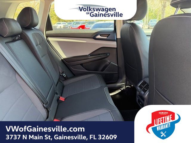 Certified 2024 Volkswagen Taos SE image 9