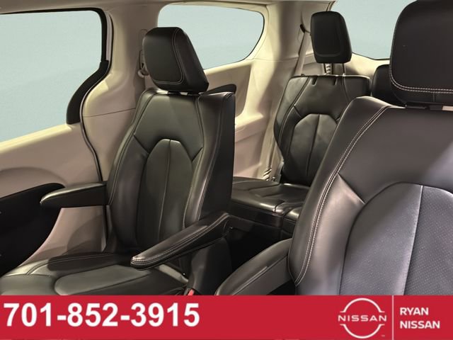 Used 2023 Chrysler Pacifica Touring-L image 31