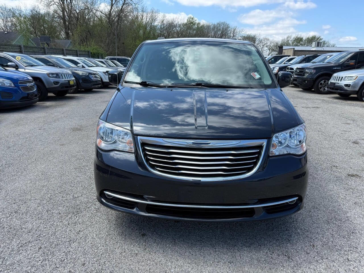 Used 2014 Chrysler Town & Country Touring FWD image 21