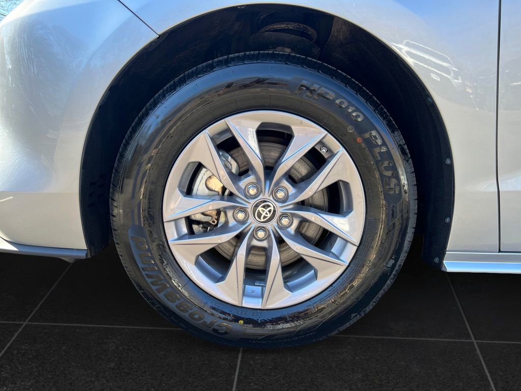 Used 2025 Toyota Sienna XLE FWD image 9