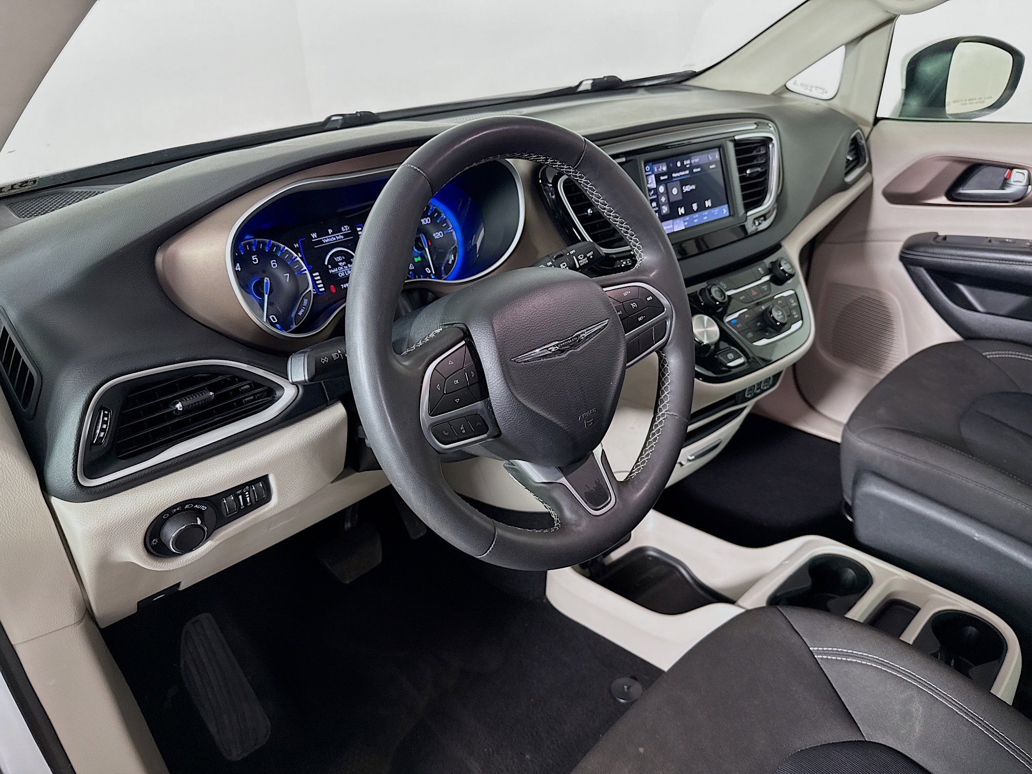 Used 2023 Chrysler Voyager LX FWD image 8