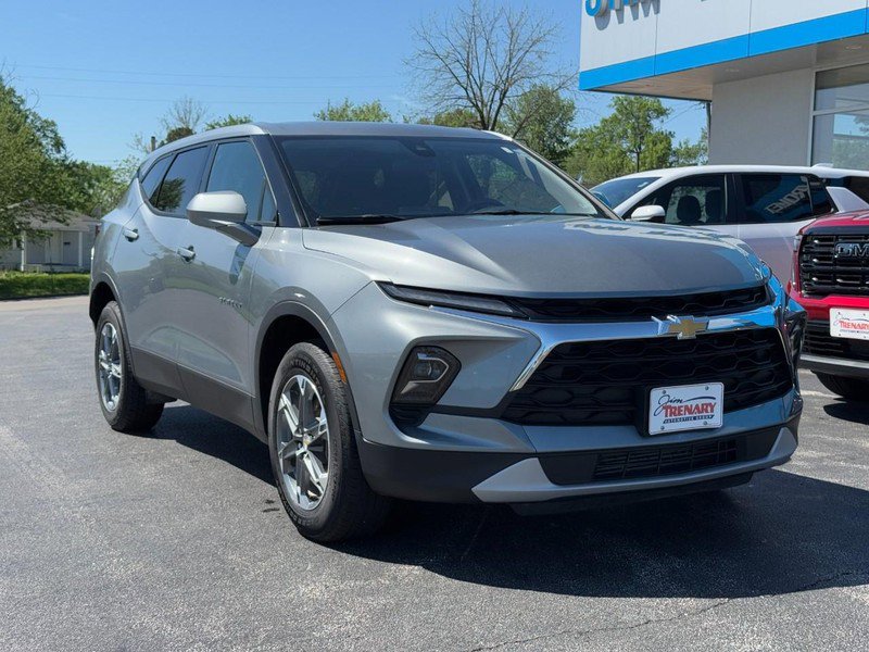Used 2025 Chevrolet Blazer LT AWD/4WD image 2