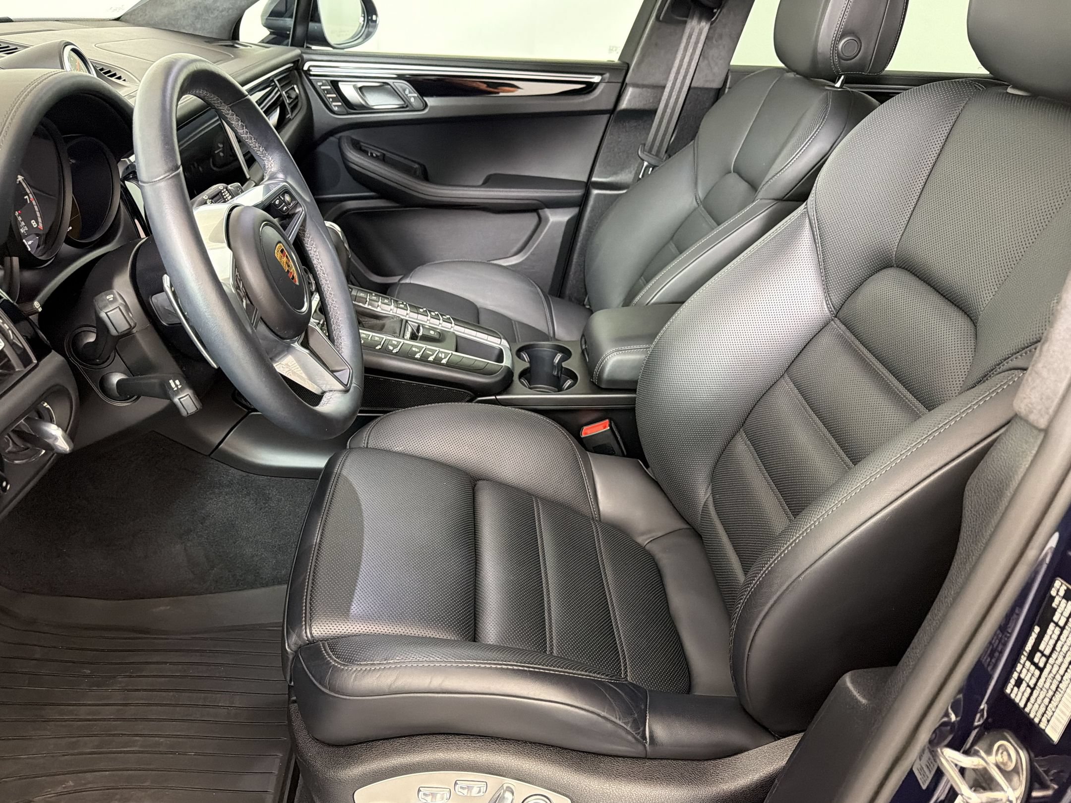 Certified 2020 Porsche Macan Turbo AWD/4WD image 5