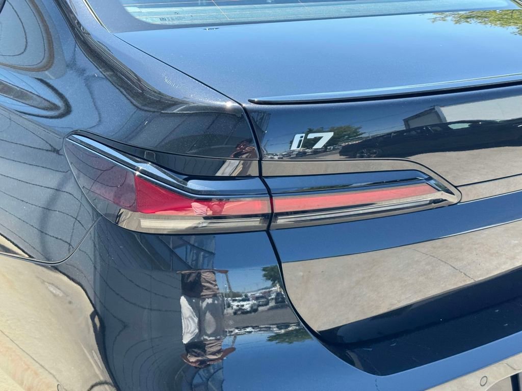 Certified 2025 BMW i7 xDrive60 w/ Premium Package AWD/4WD image 10