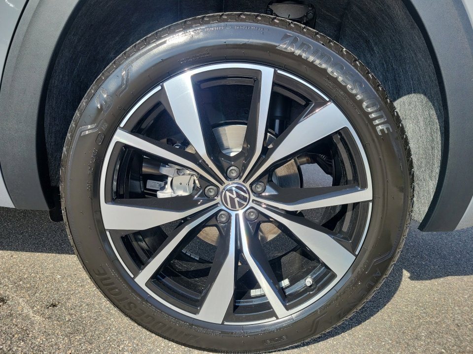 New 2025 Volkswagen Atlas Cross Sport SEL Premium R-Line image 22