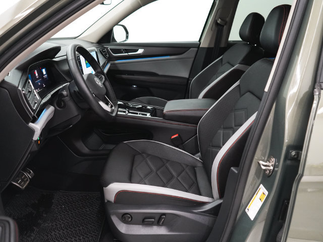 Used 2025 Volkswagen Atlas Peak Edition SE AWD/4WD image 23