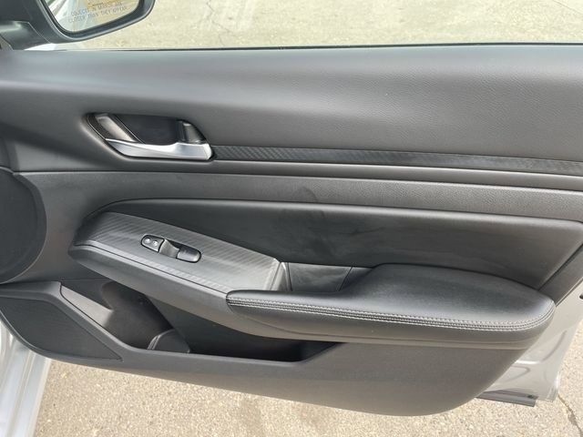 Used 2024 Nissan Altima 2.5 SV FWD image 16