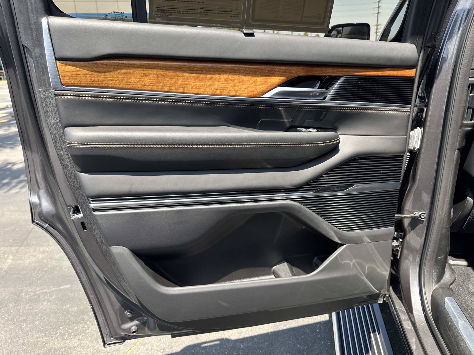 Used 2023 Jeep Grand Wagoneer Series III AWD/4WD image 24