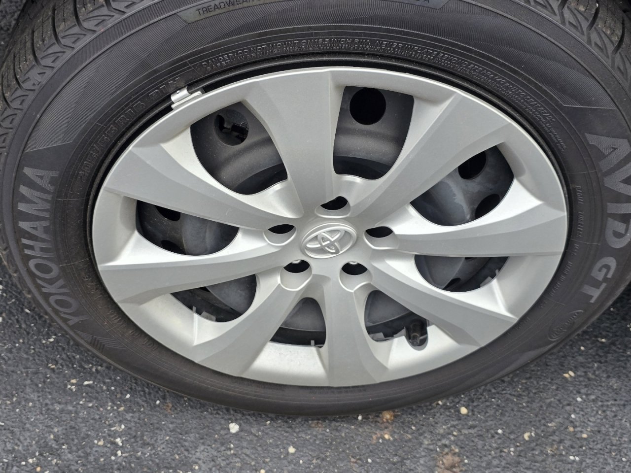 Used 2025 Toyota Corolla LE FWD image 9