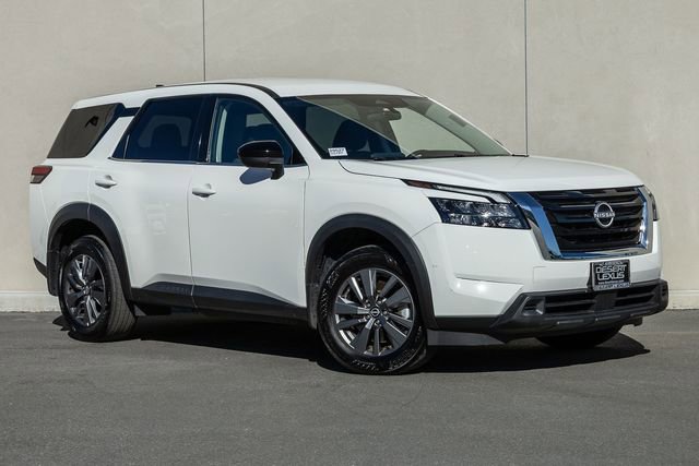 Used 2024 Nissan Pathfinder S image 16
