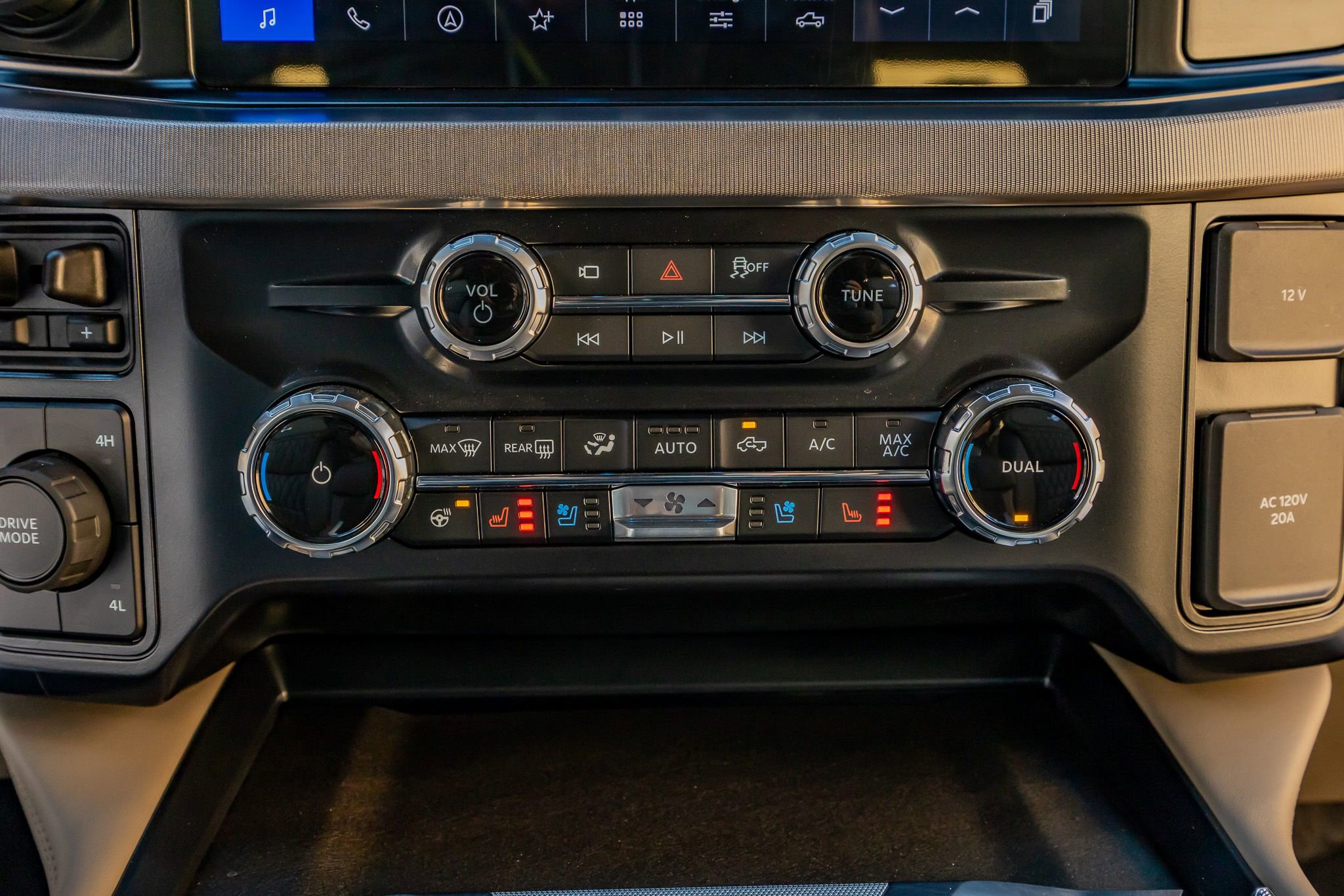 Used 2026 Ford F450 Platinum w/ Platinum Plus Package image 26