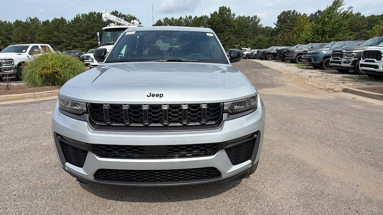 New 2026 Jeep Grand Cherokee Limited w/ Limited Altitude Package AWD/4WD image 3