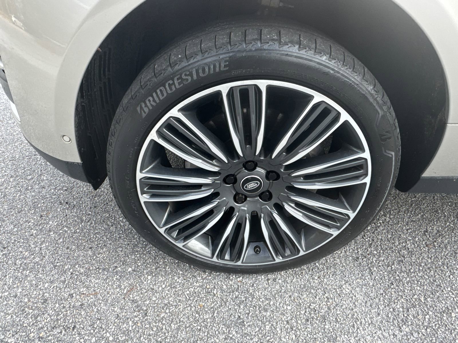 Used 2020 Land Rover Range Rover HSE image 11