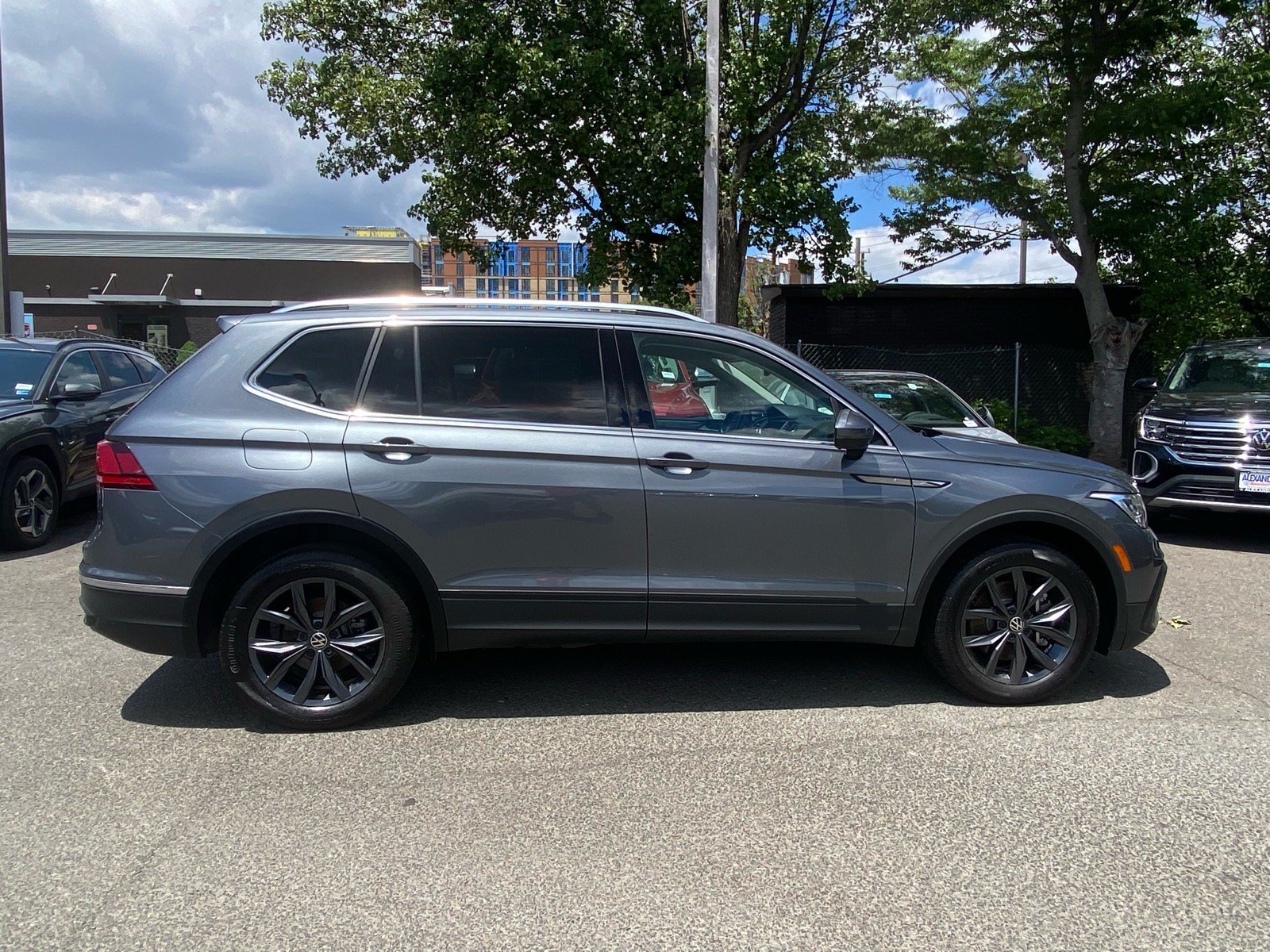 Certified 2022 Volkswagen Tiguan SE w/ Panoramic Sunroof Package AWD/4WD image 2
