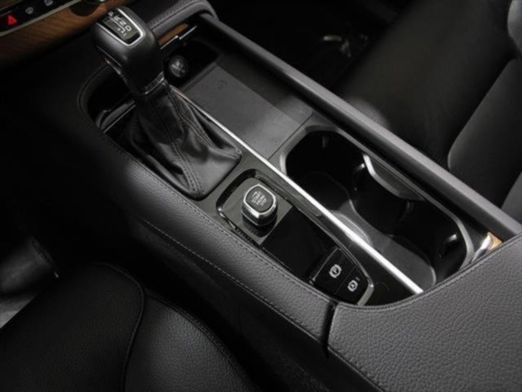 Used 2022 Volvo XC90 T6 Momentum w/ Climate Package image 17