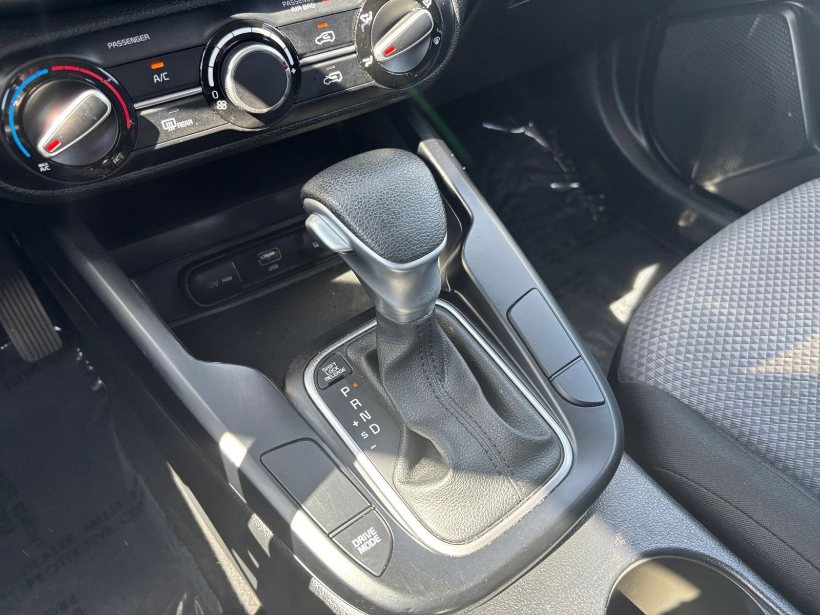 Used 2025 Kia Soul LX w/ LX Technology Package FWD image 41