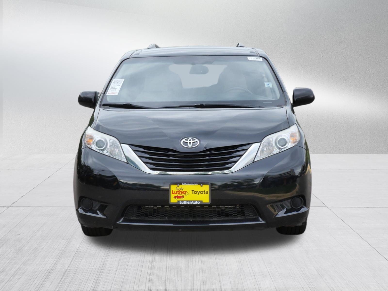 Used 2016 Toyota Sienna LE FWD image 2